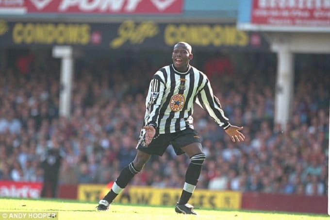 Tino Asprilla trong màu áo Newcastle.